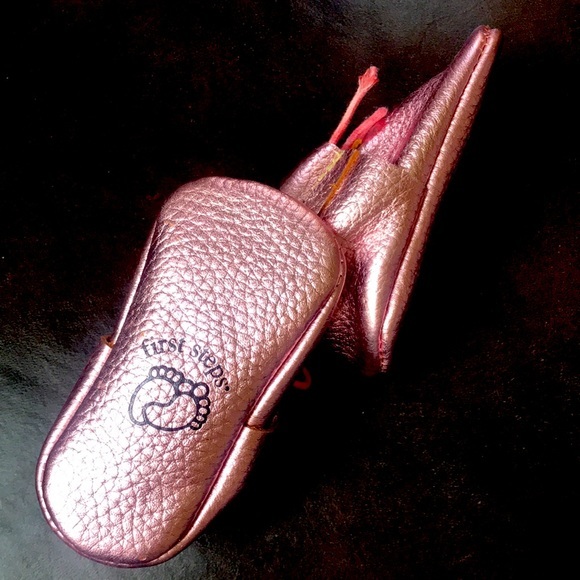 First Steps Baby Booties Pink Metallic Leather - Picture 2 of 2